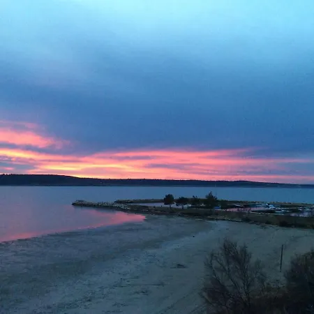 M, 4 Persons - Direct By The Sea, 1st Floor *
